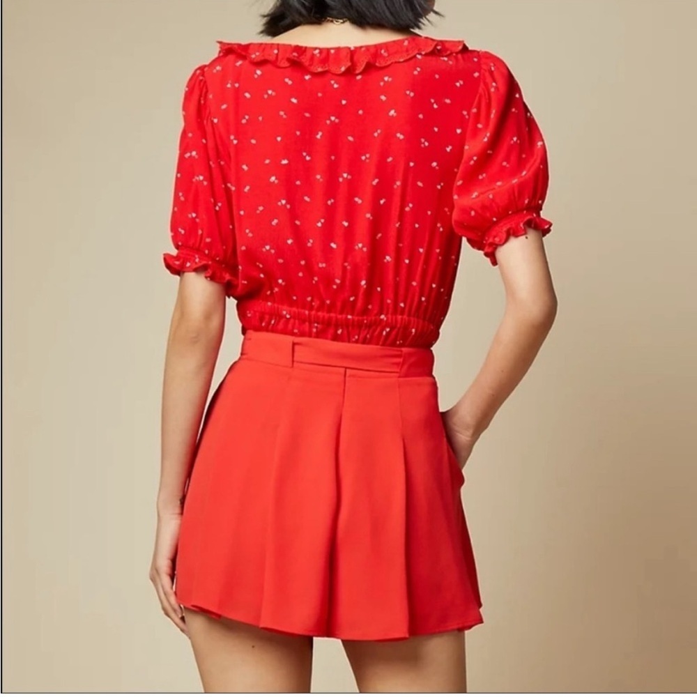 Aritzia Sunday Best Westley Flowy Shorts in Scarlet Red (Size 2) - Picture 3 of 13